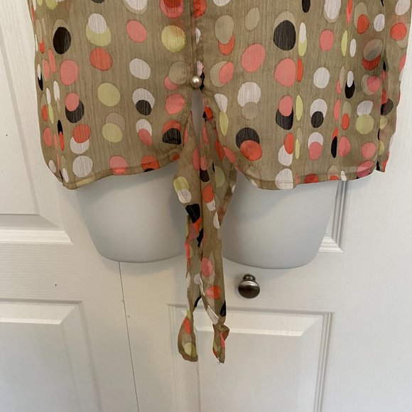 Sheer loose-fitting crop blouse with pearl buttons and waist tie - Picture 4 of 16